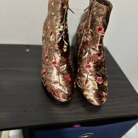 Boston Design Studio Rose gold floral boots 8.5 - Picture 2 of 3